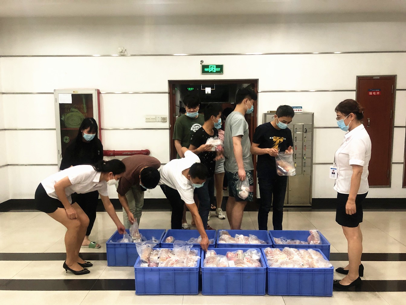 暖人心，鼓干劲 - 华体会体育-华体会|华体会官方网站
工会慰问一线加班员工